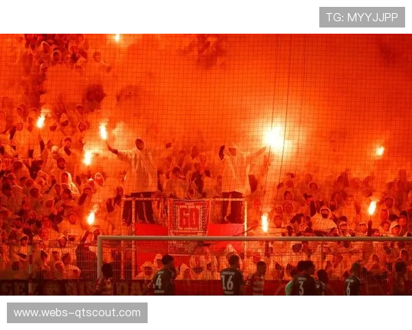 柏林联合主场球迷燃放烟花致巨量烟雾，比赛一度暂停