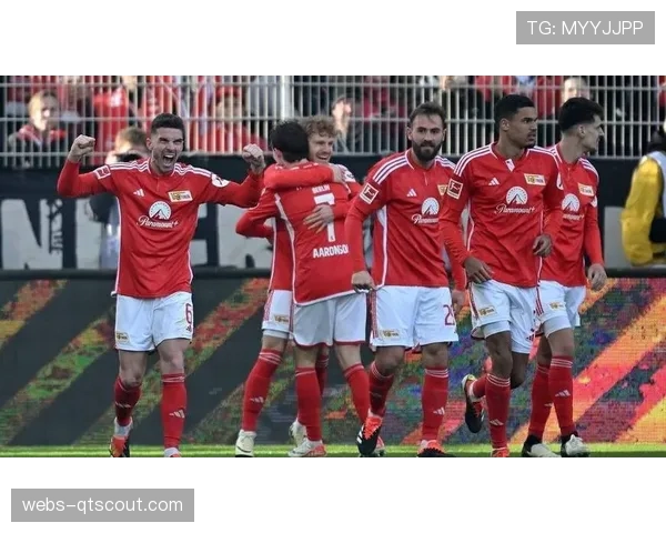 特写：进球后，洛里昂球员集体指向看台上患病的小球迷